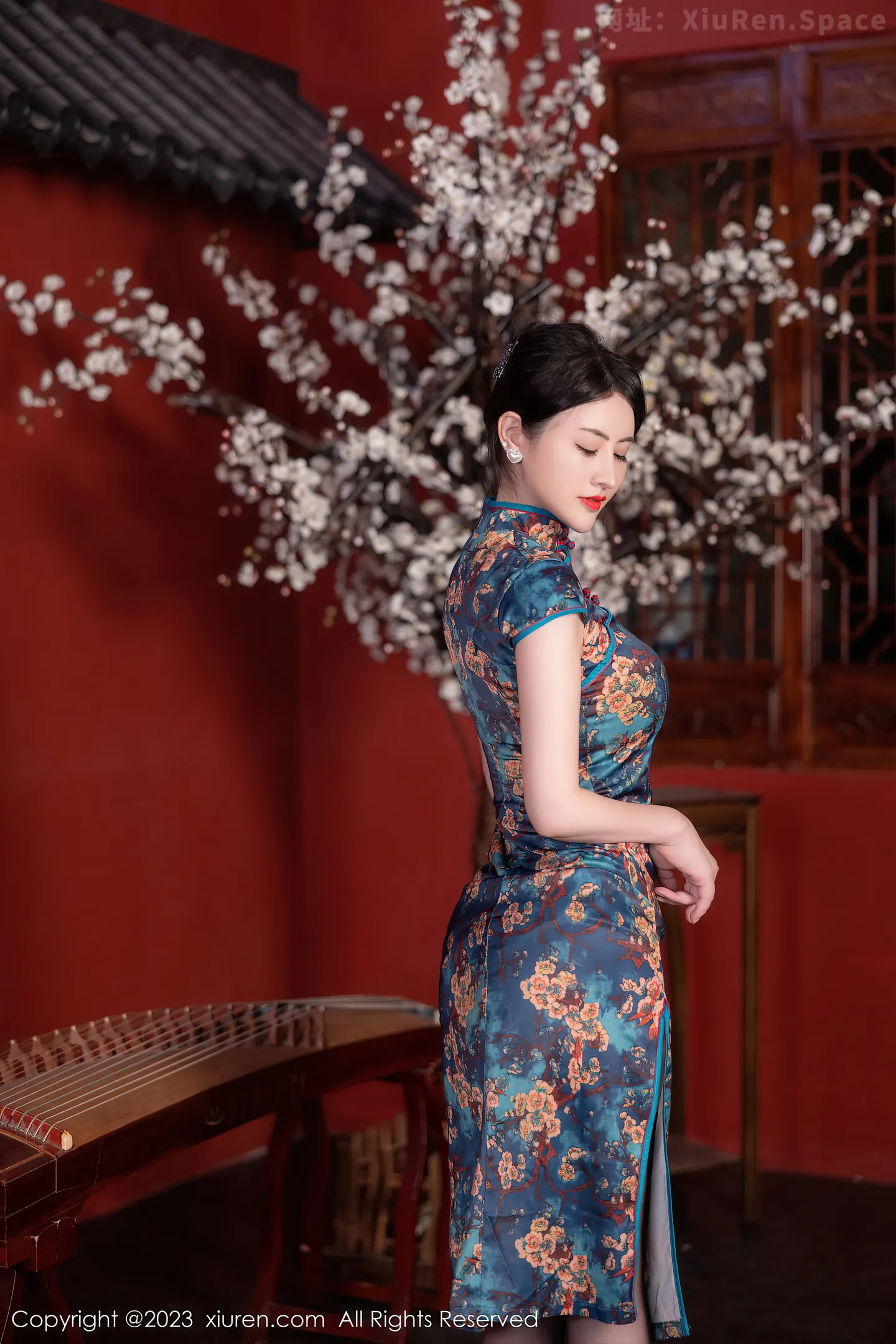 图片[5]-[XiuRen秀人网]VOL.7051 模特诗诗kiki脱蓝色图纹旗袍露黑色蕾丝内衣配黑丝吊袜诱惑写真82P-秀人网官方网站